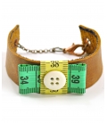 Attacchi d'arte, Bracciale in cuoio con fiocco giallo e verde in metro