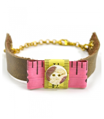 Attacchi d'arte, Bracciale in cuoio con fiocco giallo e rosa in metro