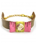 Attacchi d'arte, Bracciale in cuoio con fiocco giallo e rosa in metro