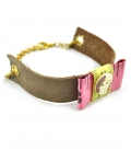 Attacchi d'arte, Bracciale in cuoio con fiocco giallo e rosa in metro