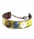Attacchi d'arte, Bracciale in pelle con metro giallo e doppi bottoni e catenina dorata