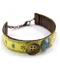 Attacchi d'arte, Bracciale in pelle con metro giallo e doppi bottoni e catenina dorata