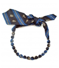 Attacchi d'arte, Collana cravatta in stoffa blu e nera