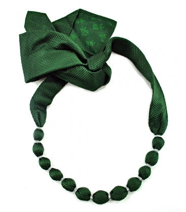 Attacchi d'arte, Collana cravatta in stoffa verde