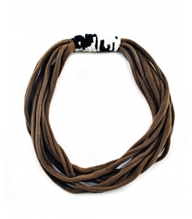 Attacchi d'arte, Collana cravatta in T-shirt marrone riciclata