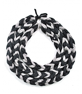 Attacchi d'arte, Collana cravatta in Collant nero e grigio