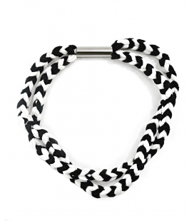 Attacchi d'arte, Collana cravatta in Collant nero e bianco