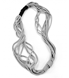 Attacchi d'arte, Collana cravatta in T-shirt grigio riciclata