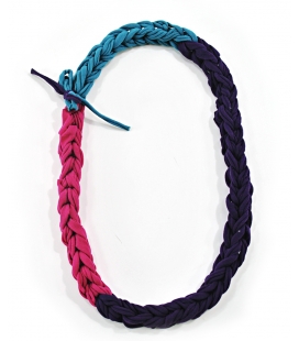 Attacchi d'arte, Collana cravatta in Collant viola, fucsia e celeste