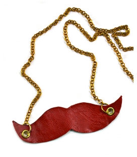 Attacchi d'arte, Collana a forma di baffi in pelle rossa e catenina dorata