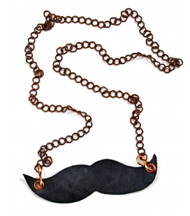 Attacchi d'arte, Collana a forma di baffi in pelle rossa e catenina in bronzo
