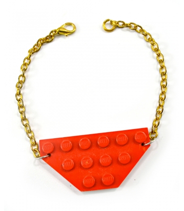 Attacchi d'arte, Bracciale in lego rosso