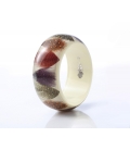 Antonella Piacenti, bracciale rigido in resina naturale epossidica, piume e argento. Colore multicolor PIUMA Sun